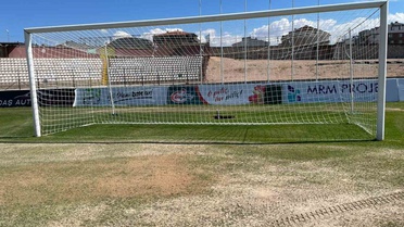 Milli maç arasında Bandırma 17 Eylül Stadı'nın çimine ekim ve kumlama uygulandı