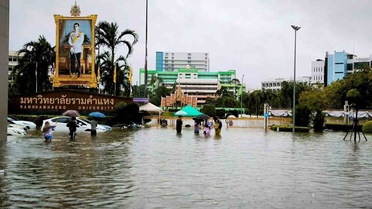 Bangkok'ta 48 saati aşan yağışların yol açtığı selde 50 ilçe afet bölgesi ilan edildi