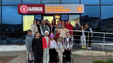 Bilecik Gölpazarı'nda 84 kişi iki gün boyunca çocuklarıyla kulaç attı
