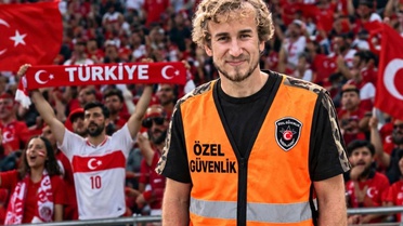 Bir zamanlar sahada ter döküyordu! Türkiye-Fransa maçında güvenlik görevlisi oldu
