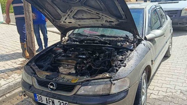 Bitlis Tatvan'da otomobil motor bölümünde tutuşarak kullanılamaz hale geldi