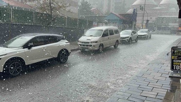 Bitlis Tatvan'da etkili olan sağanak, ceviz büyüklüğünde doluyla yolları göle çevirdi