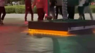 Bolu'da Valilik Meydanı'nda iki grubun tartışması tekme ve yumruklu kavgaya dönüştü