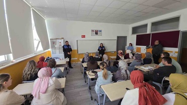 Polis, Bilecik Bozüyük'te 43 veliye akran zorbalığı ve güvenli interneti anlattı
