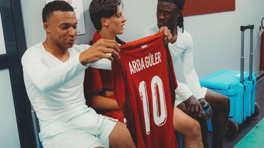 Bu fotoğrafın anlamı çok başka! Mbappe'nin Arda Güler'in formasına bakışına dikkat