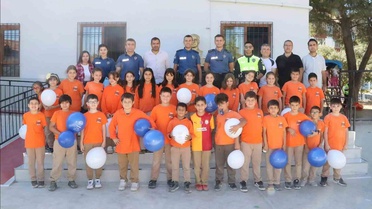 Buldan'da lösemi tedavisini tamamlayan öğrenciye polis Galatasaray forması hediye etti