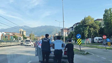 Bursa'da yakıtı biten sürücünün aracını zabıta 2 kilometre iterek istasyona ulaştırdı