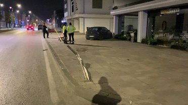 Bursa İnegöl'de otomobil tabelaları devirip panoya çarptı, sürücü yaralandı