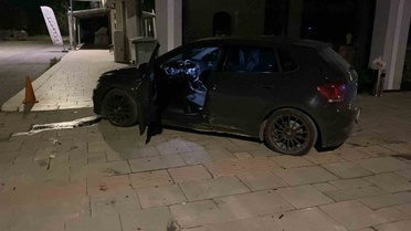 Bursa İnegöl'de gece otomobil kaldırıma çıkarak tabelaları devirdi, sürücü yaralandı