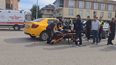 Bursa İnegöl'de ticari taksi ile otomobil çarpıştı, 2 yaralı hastaneye kaldırıldı