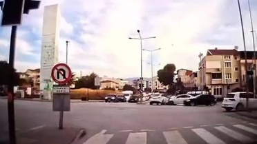 Bursa'da hatalı dönüş yapan otomobilin karıştığı kaza anı kameraya yansıdı