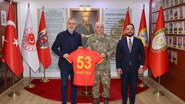 Çorlu Kitap Fuarı kapılarını açtı, Çorluspor 5. Kolordu Komutanı'na forma hediye etti
