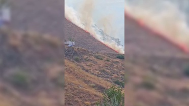 Elazığ Palu'da Güllüce Köyü dağlık kesiminde arazi yangınına itfaiye müdahale ediyor