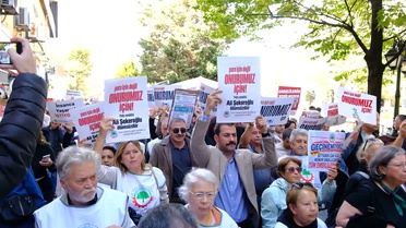 Eskişehir'de emekliler, AYM eyleminde ölen emekli polis için Hamamyolu'na yürüdü.