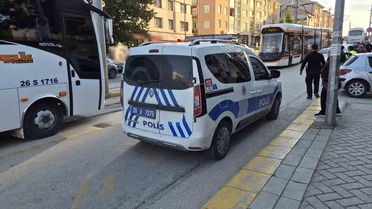 Eskişehir'de otomobilin çarptığı yaşlı kadın yaralandı, tramvay seferleri aksadı