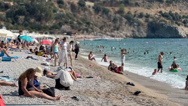 Fethiye'de yaz bitmedi: Eylülün son günlerinde denize girenler Ölüdeniz'i doldurdu