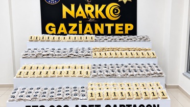 Gaziantep'te çöp arasına gizlenen 8 valizde 572 bin captagon hap ele geçirildi