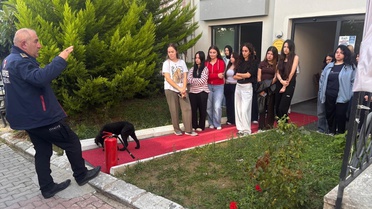 Gerze Belediyesi itfaiyesi apart otelde öğrencilere yangın ve tahliye tatbikatı yaptı