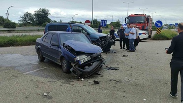 Giresun Eynesil'de iki otomobil çarpıştı, iki sürücü hastaneye kaldırıldı