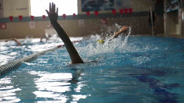 Muş'ta yarı olimpik havuzda yüzme kurslarına çocuk ve gençler yoğun ilgi gösteriyor