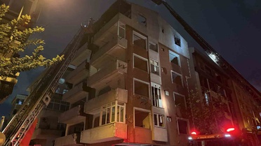 Güngören'de dönüşüm için boşaltılan 5 katlı binanın çatısındaki yangın söndürüldü