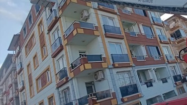 Hatay Antakya Saraykent'te 5 katlı apartmanın son katındaki dairede yangın söndürüldü