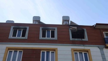 Hatay Antakya'da 5 katlı binanın son katındaki yangından aile bağırışlarla kurtuldu