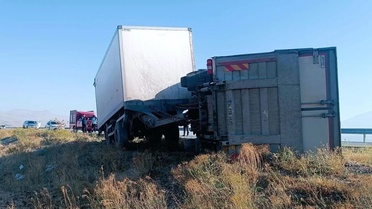 Iğdır'da eşek nedeniyle manevra yapan sürücünün kamyonu devrildi, 2 kişi yaralandı.