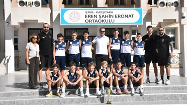 İzmir Karşıyaka'da devlet okulu basketbolda namağlup Türkiye şampiyonluğuna ulaştı
