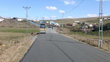 Kars Susuz'da İncilipınar köyünün yolu SSB betonla güçlendiriliyor