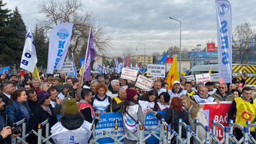 KESK, AYM önünde ölen emekli polisin sözünü yoksulluk ve onur yoksullaşmasına bağladı