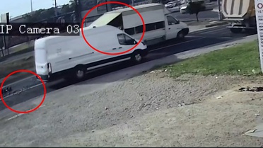 Mardin Kızıltepe'de yola dökülen sebze meyveyi sürücüler toplayıp kasaya taşıdı