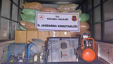 Kocaeli Darıca'da jandarma operasyonunda 4 milyon TL'lik kaçak ürün ele geçirildi
