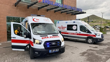 Niğde Bor'da TIR ile hafif ticari aracın çarpışmasında 2 kişi öldü, 1 kişi yaralandı