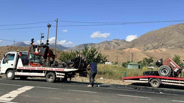 Oltu-Ardahan yolunda minibüsle traktör çarpıştı, yaralı 3 kişiden 2'sinin durumu ağır