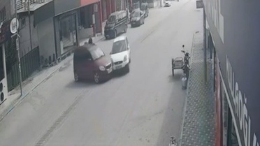 Osmaniye Toprakkale'de iki otomobil çarpıştı, kaza anı kamerada, 2 kişi yaralandı