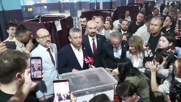 Özgür Özel Yunusemre'de oy kullandı, üye seçimi diğer partilere örnek olacak dedi