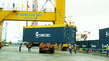 Pinglu Kanalı açıldıktan sonra ilk dış ticaret gemisi Can Tho'da törenle karşılandı