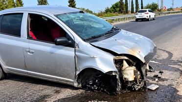 Söke'de otomobil istasyon duvarına çarptı, 3 kişi yaralandı; kaza anı kamerada