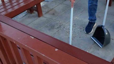 Tekirdağ'da zabıta, parklarda çevreyi kirletenlerin çöpünü temizletti