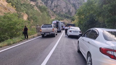 Tunceli'de Pülümür Çayı'na düşen otomobildeki 5 yaralı iş makinesiyle kurtarıldı