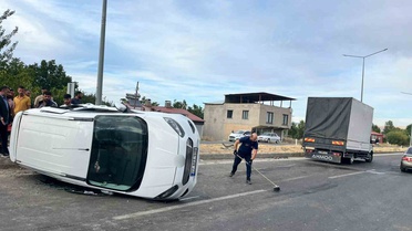 Van Gevaş'ta hafif ticari kamyonet ile kamyonet çarpıştı, 3 kişi yaralandı