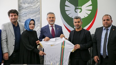 Yeniden Refah Partili Kılıç, Amedspor ziyaretinde Erbakan'ın selamını iletti