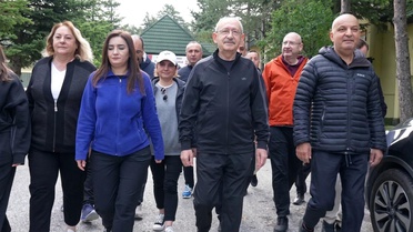 77 yaşındaki Kılıçdaroğlu'nun Abant yürüyüşü: Yanındaki gençlerden daha tempolu yürümesi dikkat çekti
