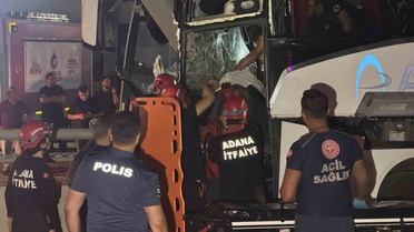 Adana'da otobüs alt geçit duvarına çarptı, 11 kişi yaralandı, sürücü kurtarıldı