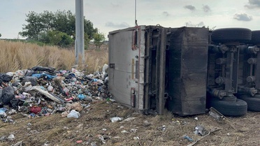 Adana'da TAG Otoyolu'nda belediyeye ait atık yüklü tır devrildi, sürücü yaralandı