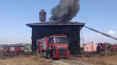 Ağrı'da ibadete açılmayan caminin çatısında çıkan yangın söndürüldü