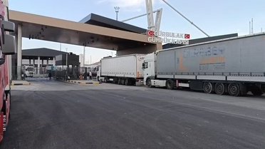 Ağrı Doğubayazıt'taki Gürbulak Gümrük Kapısı'nda tırlar uzun araç kuyruğu oluşturdu