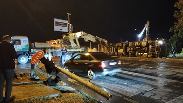 Antalya Manavgat'ta tır ışıklara ve otomobile çarptı, 2 kişi öldü, 1 kişi yaralandı
