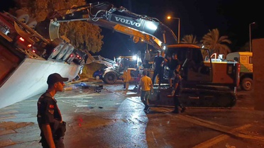 Antalya Manavgat'ta dolmuş durağında bekleyen 2 kişi devrilen tırın altında öldü